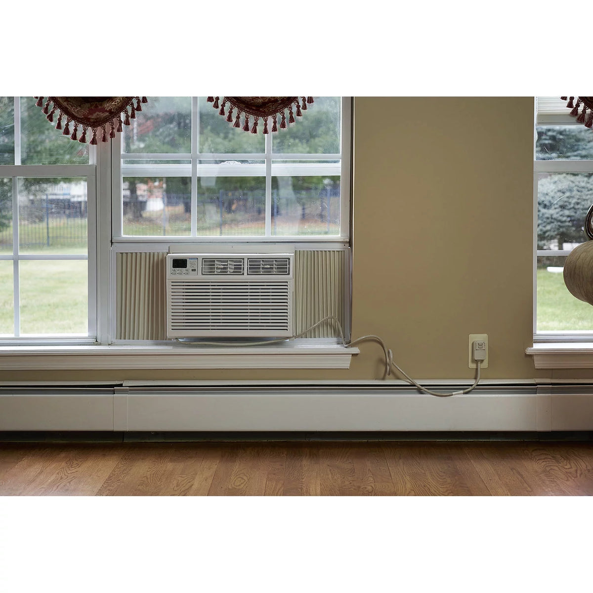 14,000 BTU 230-Volt White Window Air Conditioner Z114256